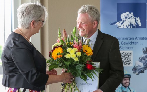 Michael Andree erhielt am Renntag seine Urkunde für 50 Jahre Mitgliedschaft  @Sabine Effgen